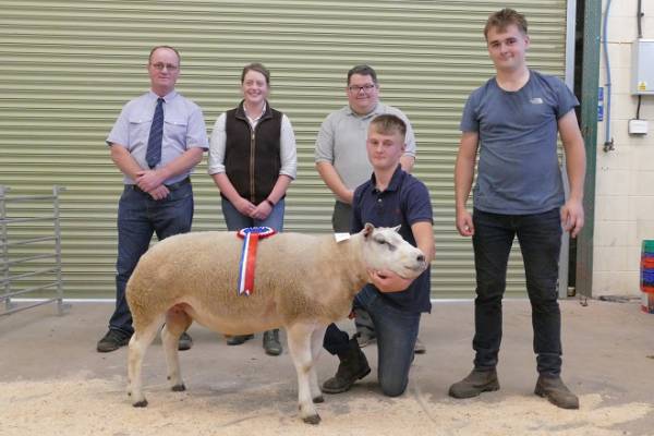 L-R Mr P Durham, Macmin (Sponsor), Ms R Thompson (Judge), S Tubman, Robinson & Co (Sponsors), C Wharton & M Wharton (Vendors)